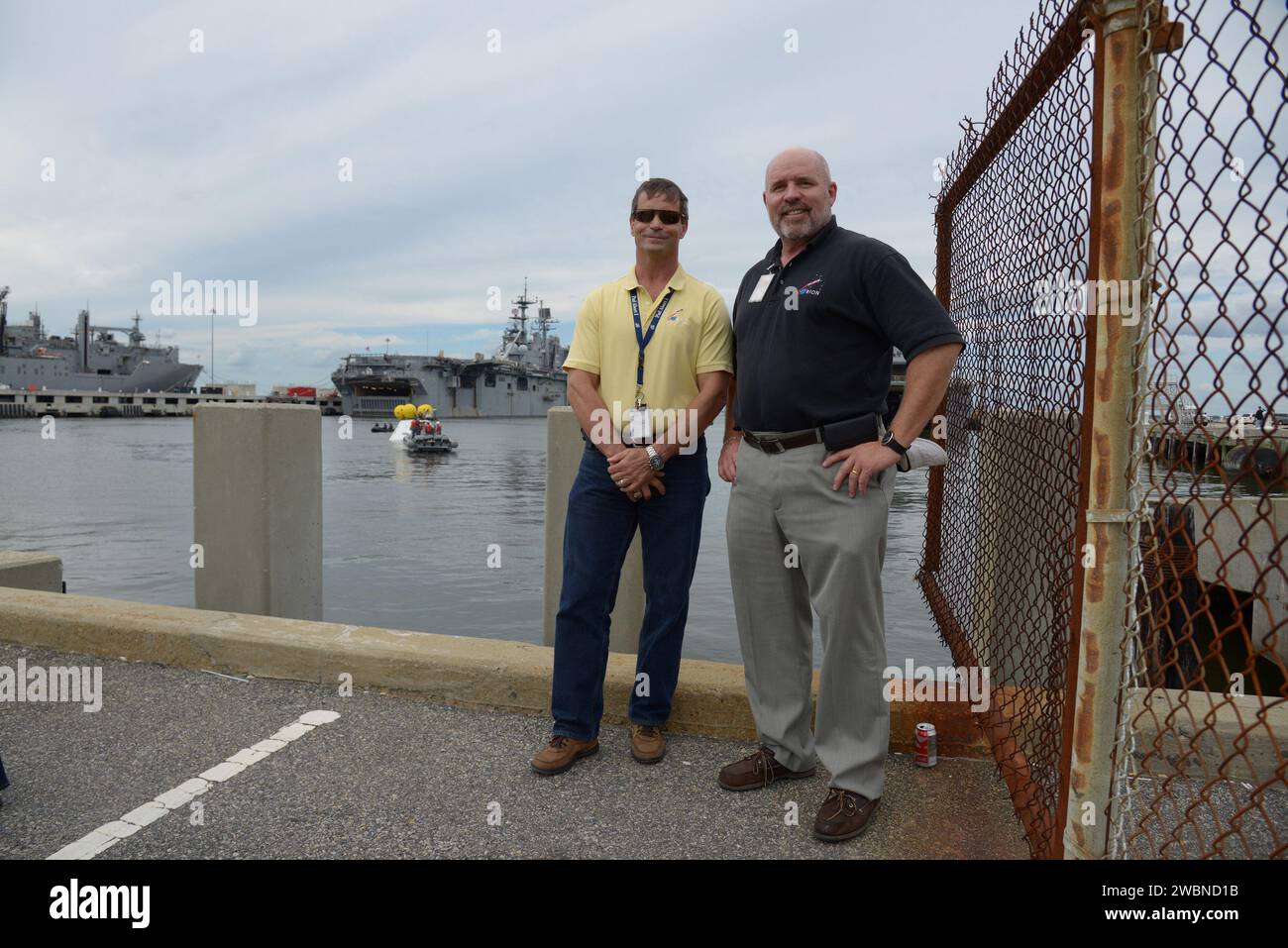 I media e i partecipanti sociali della NASA vedono le operazioni di recupero della Orion e visitano la USS Arlington alla base navale di Norfolk in Virginia il 15 agosto 2013. Parte del trasferimento batch dell'immagine da Flickr. Foto Stock