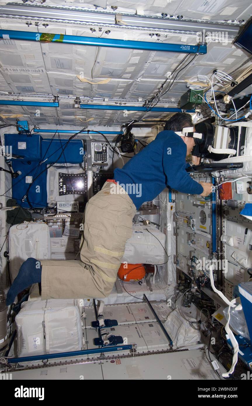 ISS029-e-021636 (6 ottobre 2011) --- Japan Aerospace Exploration Agency astronauta Satoshi Furukawa, ingegnere di volo Expedition 29, utilizza hardware Neurospat per eseguire una sessione scientifica con l'esperimento PASSAGES dell'Agenzia spaziale europea nel laboratorio Columbus della stazione spaziale Internazionale. PASSAGES è stato progettato per testare come gli astronauti interpretano le informazioni visive in assenza di peso. Esso mira a studiare gli effetti della microgravità sull'uso della strategia "altezza occhi" per stimare le azioni consentite in un ambiente e se ciò potrebbe eventualmente diminuire dopo una lunga esposizione ai pesi Foto Stock