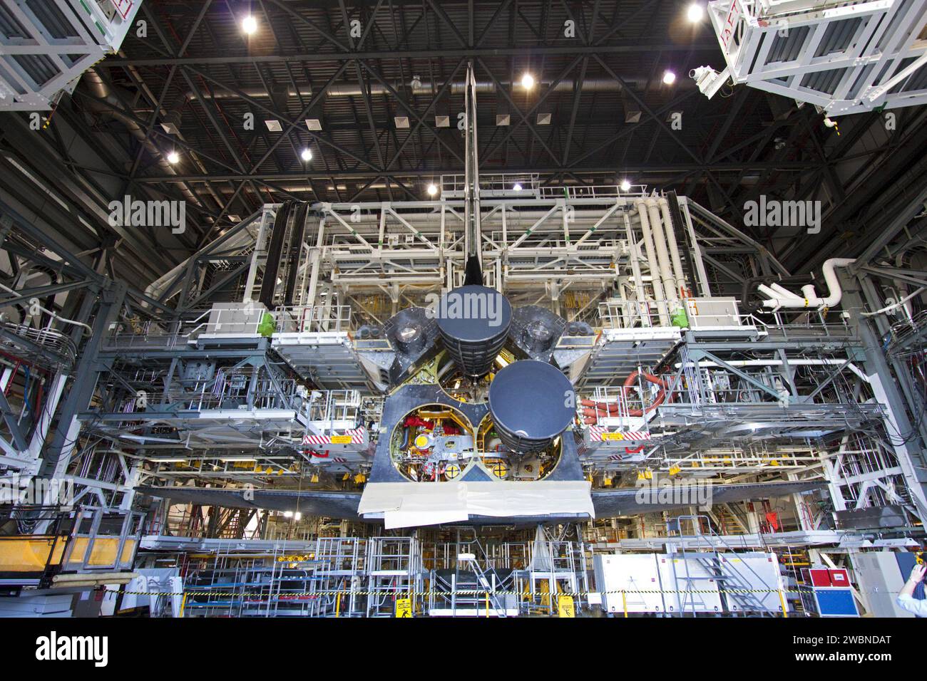 CAPE CANAVERAL, Ban. – Space Shuttle Discovery sfoggia due replica Shuttle Main Engines (RSME) in Orbiter Processing Facility-1 presso il Kennedy Space Center della NASA in Florida. Durante le attività di transizione e di ritiro del programma Space Shuttle verranno installati tre RSME sulla Discovery. Le repliche sono in fase di costruzione nel negozio di motori Pratt & Whitney Rocketdyne a Kennedy per sostituire i motori shuttle che saranno messi in deposito per supportare lo Space Launch System della NASA, in fase di sviluppo. Discovery è in fase di preparazione per l'esposizione al National Air and Space Museum Steven F. Udvar-Hazy dello Smithsonian Foto Stock