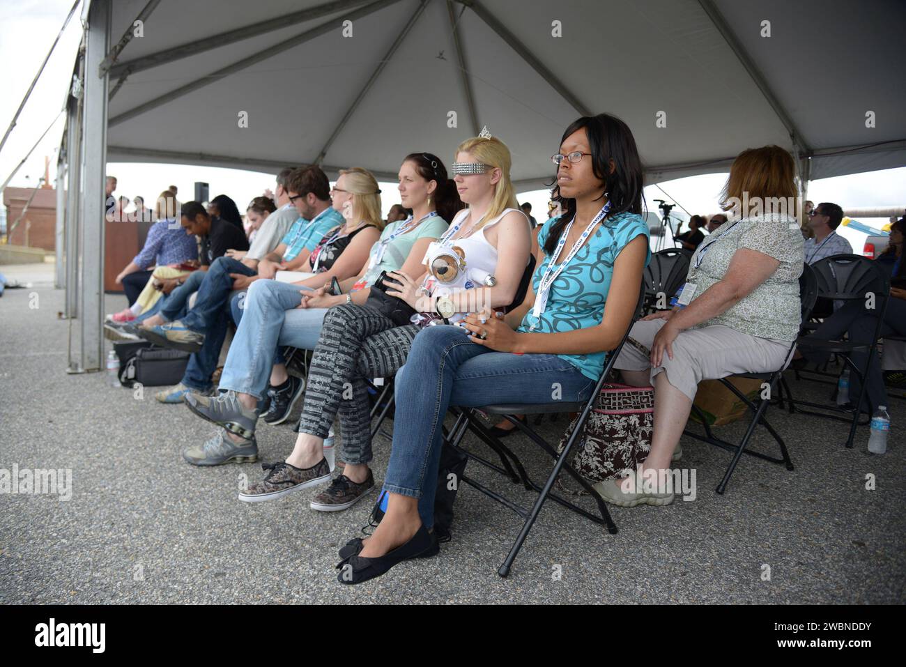 I media e i partecipanti sociali della NASA vedono le operazioni di recupero della Orion e visitano la USS Arlington alla base navale di Norfolk in Virginia il 15 agosto 2013. Parte del trasferimento batch dell'immagine da Flickr. Foto Stock