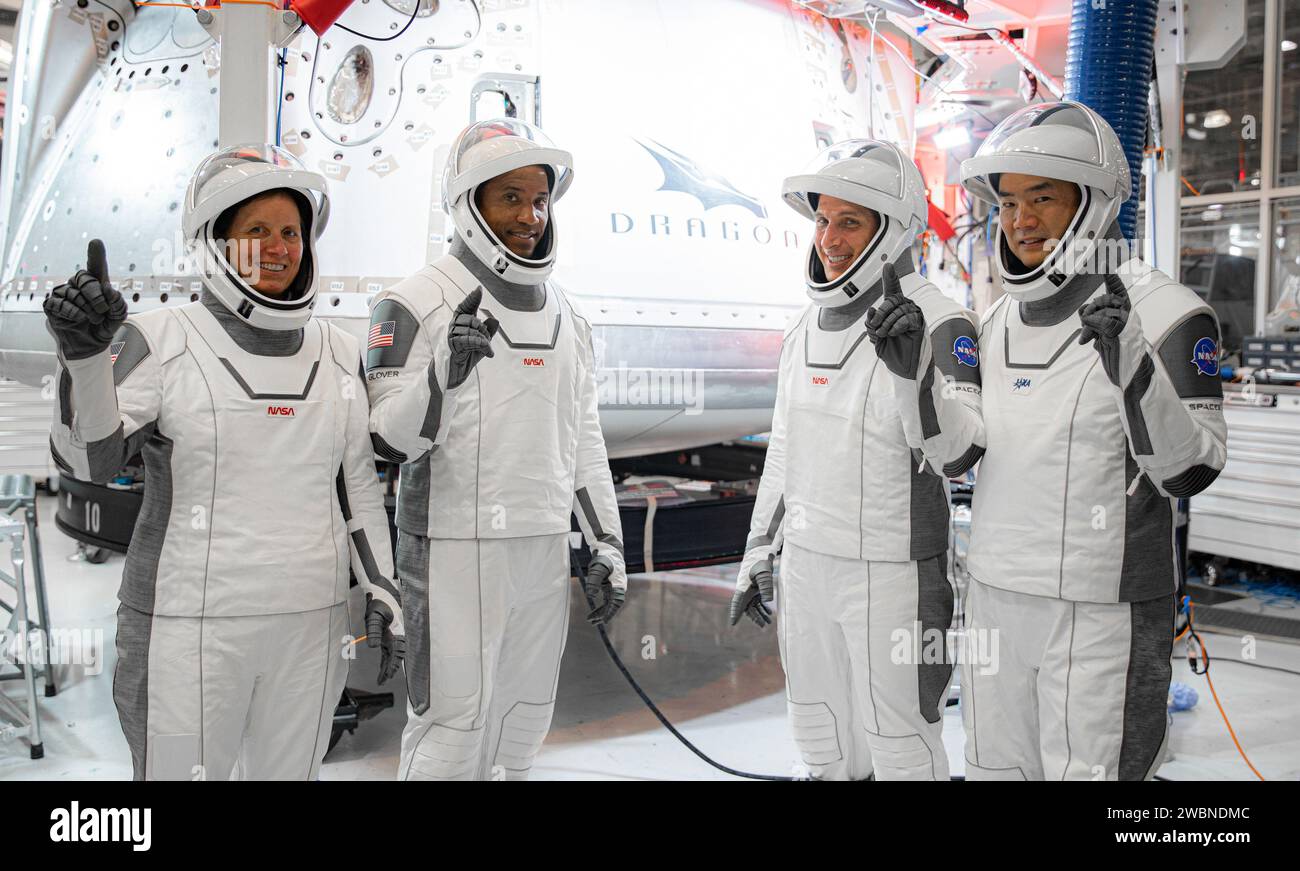 Gli astronauti della NASA SpaceX Crew-1 Shannon Walker, Victor Glover, Michael Hopkins e Soichi Noguchi partecipano ai test di interfaccia delle apparecchiature presso il quartier generale della SpaceX a Hawthorne, California, il 24 settembre 2020. Crew-1 è il primo volo a rotazione di veicoli spaziali commerciali degli Stati Uniti verso la ISS, lanciato dal Kennedy Space Center Launch Complex 39A nell'ambito del Commercial Crew Program della NASA. Foto Stock