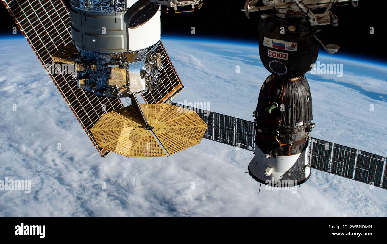 Iss064e004108 (11 novembre 2020) --- Un'imbarcazione da carico statunitense e un equipaggio russo sono raffigurati attaccati come la stazione spaziale Internazionale orbita sopra l'Atlantico meridionale coperto di nubi appena al largo della costa di città del Capo, in Sudafrica. La nave di rifornimento Northrop Grumman Cygnus, con i suoi apparati solari a forma di cimbalo, è collegata al porto di terra del modulo Unity. La navicella Soyuz MS-17, che ha lanciato l'equipaggio della Expedition 64 alla stazione, è ancorata al modulo Rassvet. Foto Stock