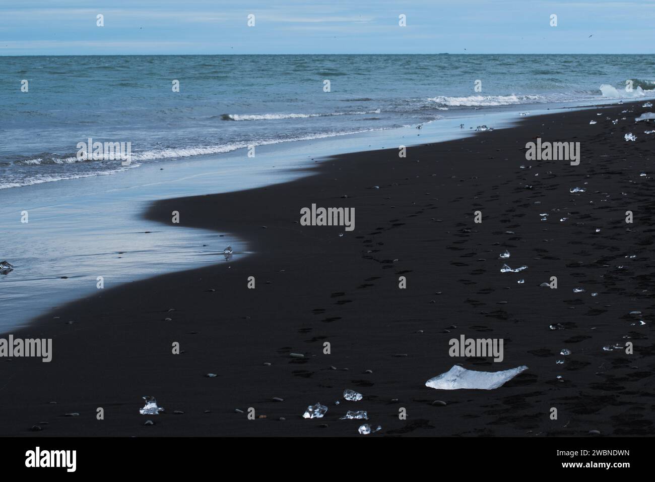 Vista panoramica della spiaggia ghiacciata contro il cielo - Diamond Beach Foto Stock