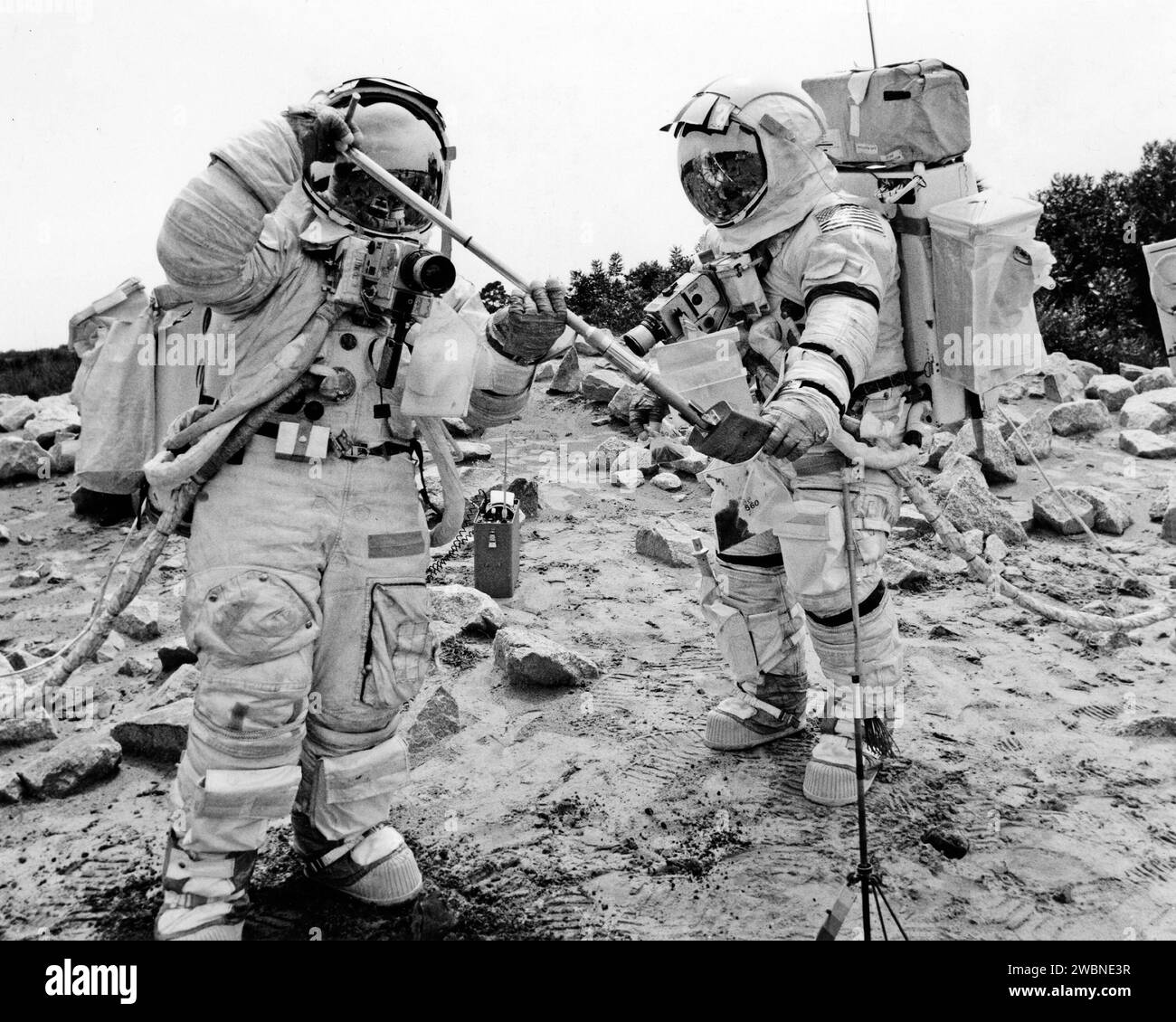 CAPE CANAVERAL, Ban. -- il pilota del modulo lunare Apollo 17 Harrison H. Schmitt, a sinistra, raccoglie campioni di terreno in un sacchetto campione tenuto dal comandante della missione Eugene A. Cernan durante un simulato esercizio di addestramento sulla superficie lunare condotto al Kennedy Space Center. Schmitt e Cernan sono programmati per rimanere sulla superficie lunare per 75 ore, lasciando il loro modulo lunare tre volte per esplorare la regione del Taurus-Littrow della Luna. Il lancio del veicolo spaziale Apollo Saturn V, sempre con il pilota del modulo di comando astronauta Ronald E. Evans a bordo, è programmato non prima del 6 dicembre 1972. Foto Stock