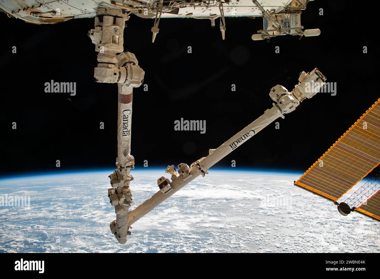 Il braccio robotico Canadarm2 si estende dalla stazione spaziale Internazionale il 18 ottobre 2023, mentre orbita a 260 miglia sopra l'Oceano Pacifico vicino alle Isole Aleutine. Foto Stock