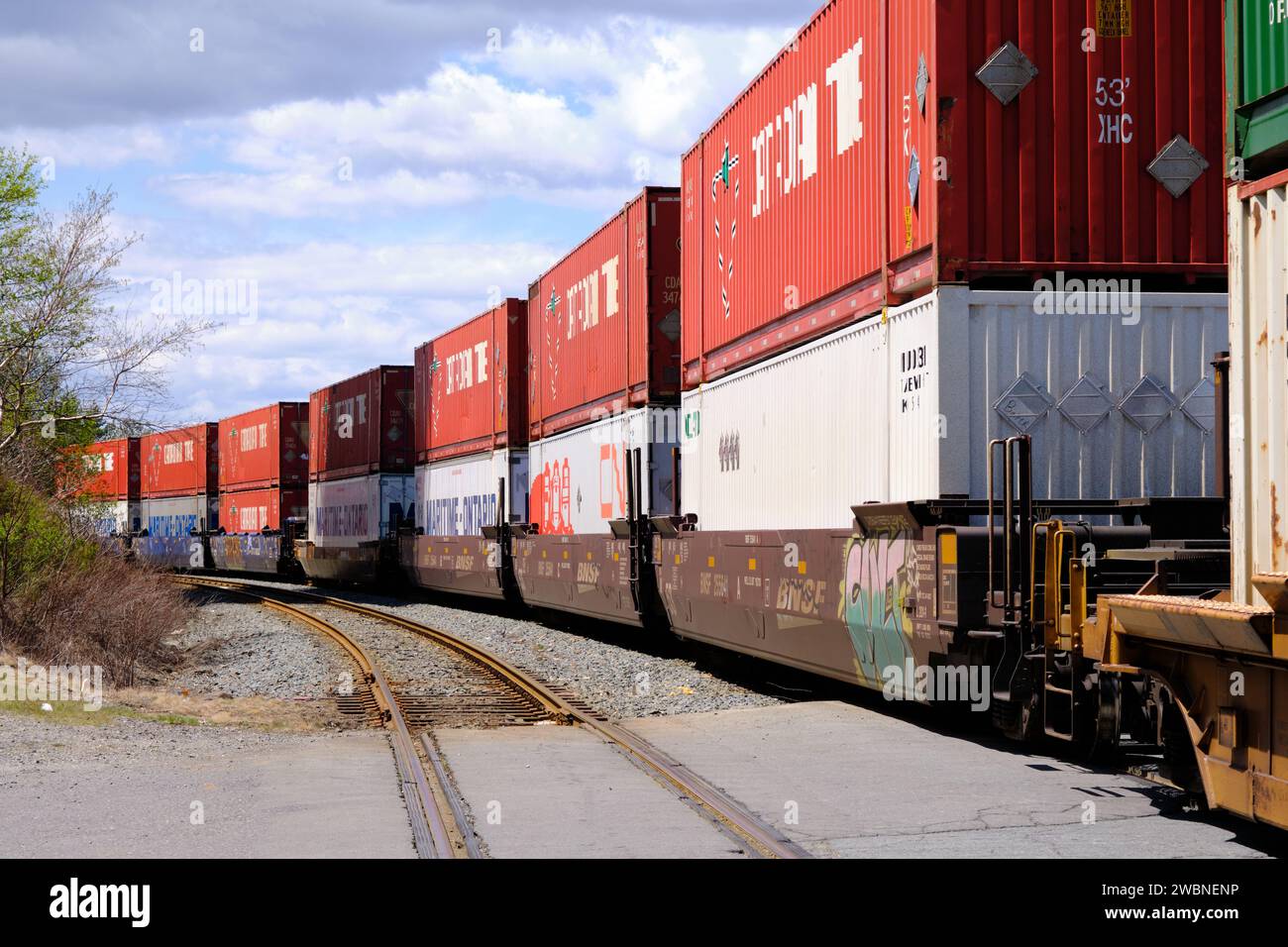 Treno CN Rail che lascia il porto di Halifax carico di container Foto Stock