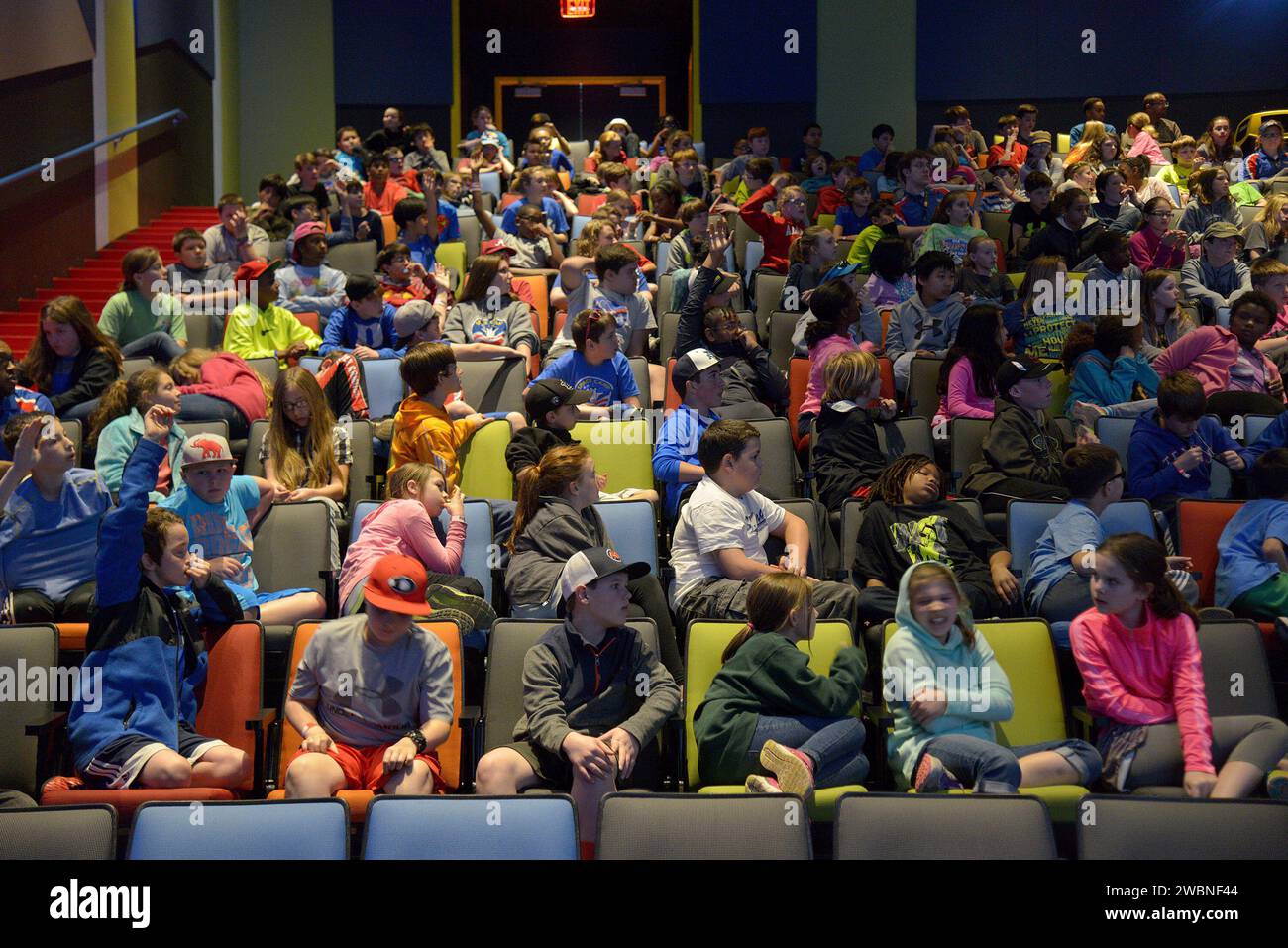 I rappresentanti della NASA, Lockheed Martin e United Launch Alliance parlano a un pubblico pieno all'evento Pass the Torch a Huntsville, Alabama, il 18 marzo 2015, mettendo in evidenza la collaborazione sui programmi spaziali. Foto Stock