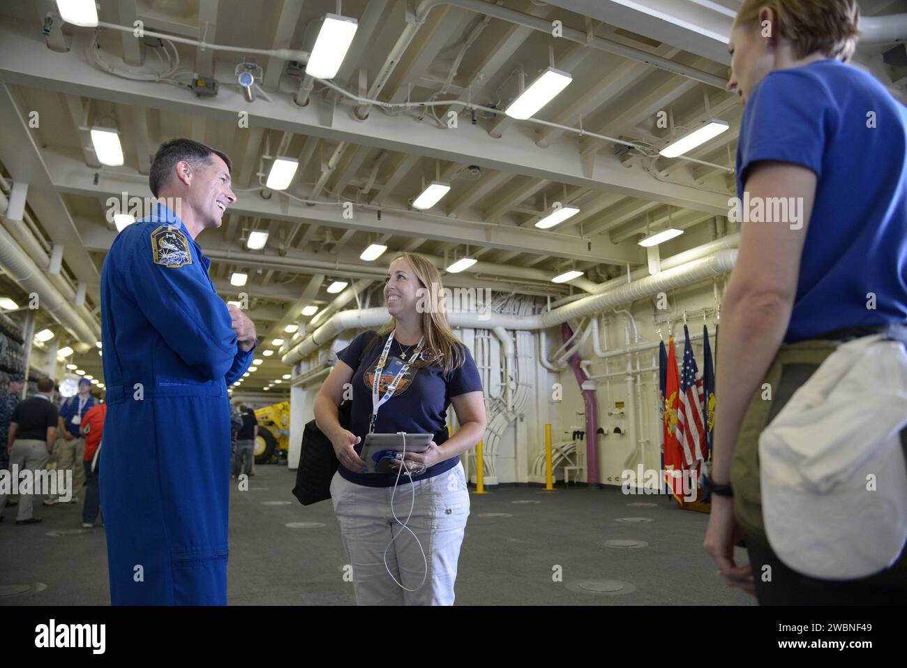 I media e i partecipanti sociali della NASA vedono le operazioni di recupero della Orion e visitano la USS Arlington alla base navale di Norfolk in Virginia il 15 agosto 2013. Parte del trasferimento batch dell'immagine da Flickr. Foto Stock