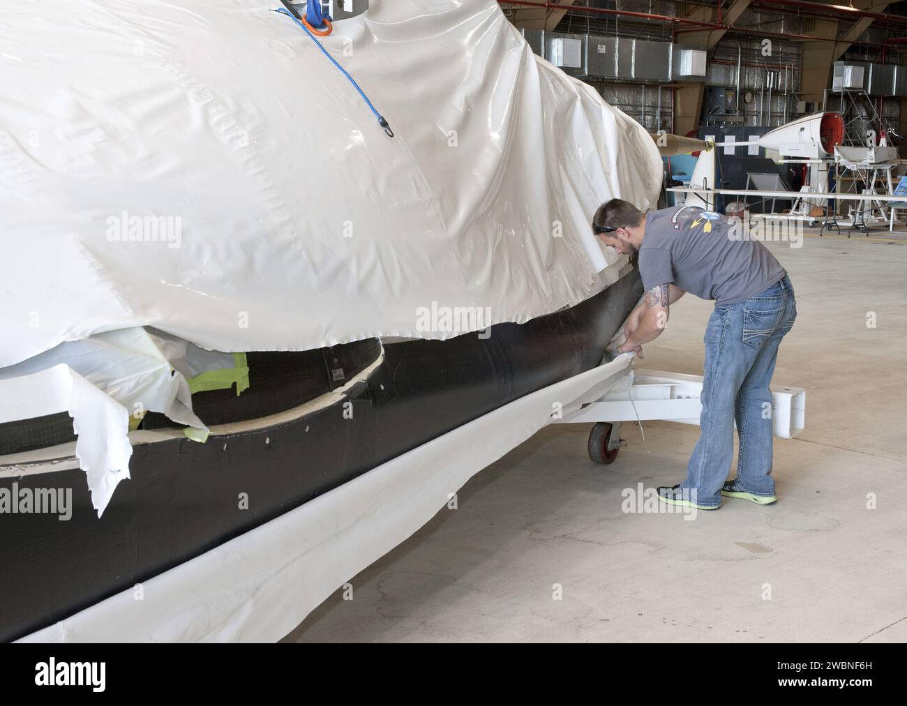 Il prototipo SNC Dream Chaser è arrivato al Dryden Flight Research Center della NASA in California. L'involucro protettivo è stato rimosso per i prossimi test di volo a terra e di avvicinamento e atterraggio come parte del Commercial Crew Program della NASA e dello sviluppo del CCiCap. Foto Stock