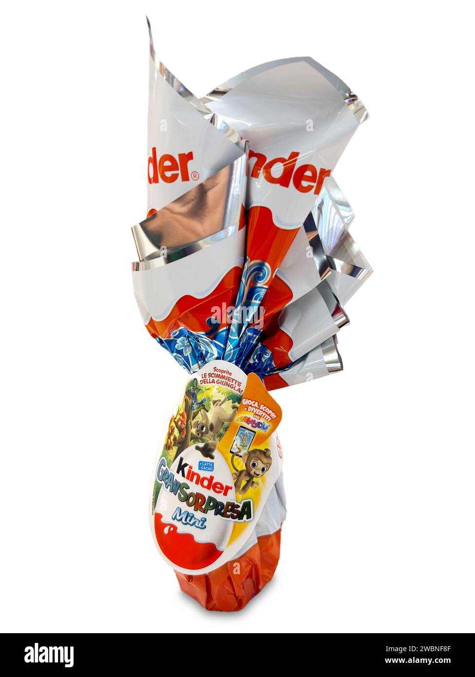 Italia - 11 gennaio 2024: Kinder Ferrero Gransorpresa mini uovo di cioccolato pasquale Kinder su sfondo bianco Foto Stock