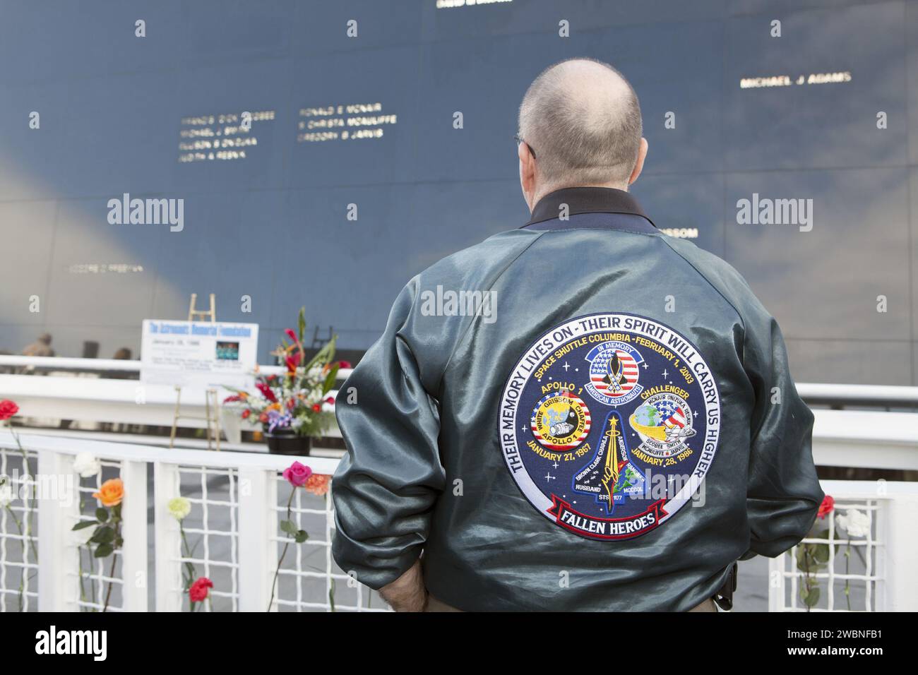 CAPE CANAVERAL, Ban. – L’emblema sulla giacca di un ospite del Kennedy Space Center Visitor Complex della NASA commemora gli “eroi caduti” della NASA i cui nomi sono incisi sullo Space Mirror Memorial della Astrononauts Memorial Foundation, a seguito di una cerimonia nel 28° anniversario dell’incidente dello Space Shuttle Challenger. Il giorno dell'incidente nel 1986 ha avuto un freddo amaro. Le temperature si alzavano di pochi gradi sopra il congelamento mentre Challenger e i suoi sette astronauti decollavano per la missione STS-51L. Il volo si concluse appena 73 secondi dopo quando un o-ring nel razzo solido destro fallì, causina Foto Stock