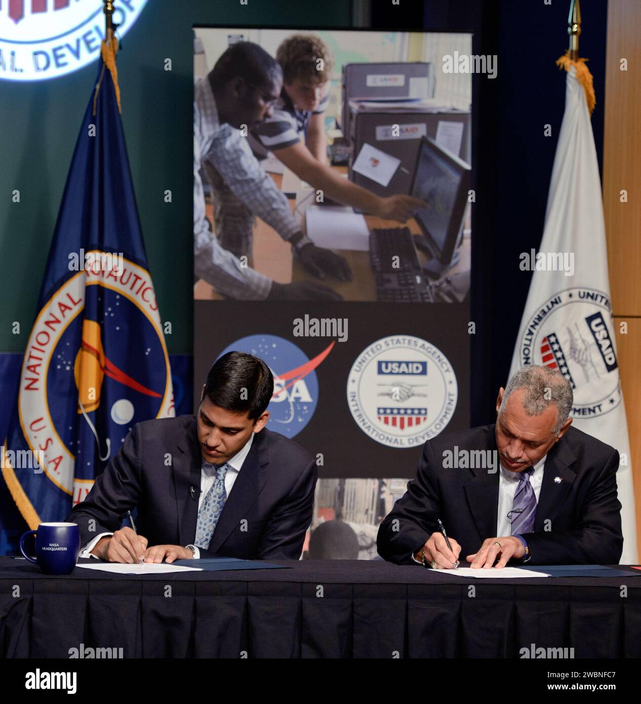 L'Amministratore USAID Rajiv Shah, Left, e l'Amministratore della NASA Charles Bolden firmano un memorandum d'intesa quinquennale, lunedì 25 aprile 2011, presso il quartier generale della NASA a Washington. L'accordo formalizza le collaborazioni in corso delle agenzie che utilizzano i dati della scienza della Terra per affrontare le sfide dello sviluppo e per assistere nella mitigazione delle catastrofi e nelle risposte umanitarie. L'accordo incoraggia inoltre la NASA e l'USAID ad applicare tecnologie geospaziali per risolvere le sfide di sviluppo che interessano gli Stati Uniti e i paesi in via di sviluppo. Foto Stock