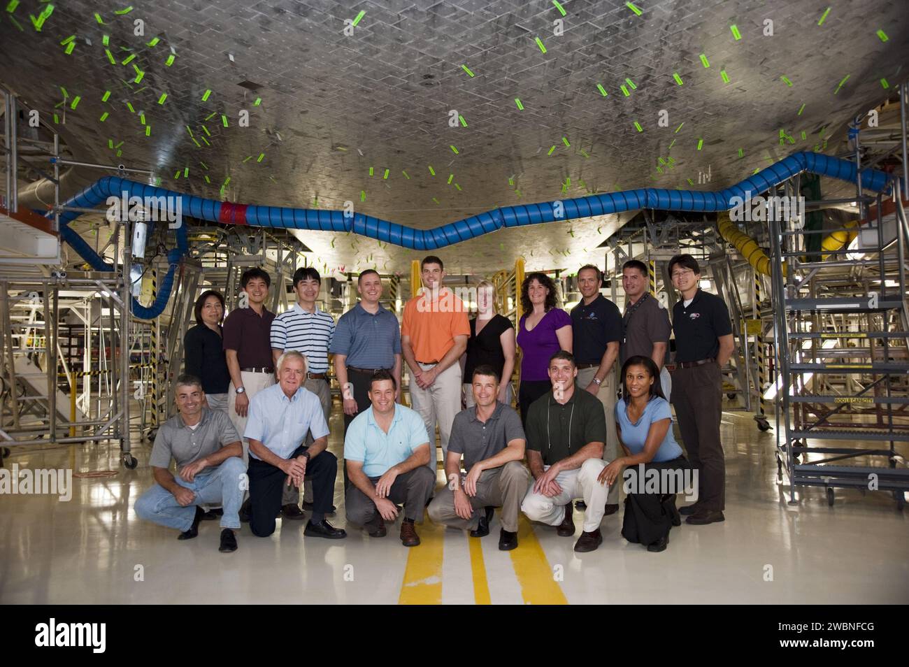 CAPE CANAVERAL, Ban. --- al Kennedy Space Center della NASA in Florida, la classe dei 2009 candidati astronauti, chiamati anche ASCAN, scatta una foto sotto lo Space Shuttle Atlantis nell'Orbiter Processing Facility-1. In piedi, da sinistra, ci sono lo specialista di addestramento degli astronauti Debbie Trainor, Takuya Onishi e Kimiya Yui della JAXA, il maggiore dell'aeronautica della NASA Jack D. Fischer, Jeremy Hansen del CSA, Kathleen 'Kate' Rubins della NASA e Serena M. Aunon, David Saint-Jacques del CSA, Kjell N. Lindgren della NASA e Norishige Kanai della JAXA. Inginocchiati, da sinistra, sono il tenente colonnello Mark Vande, capo dell'astronauta CAN Foto Stock