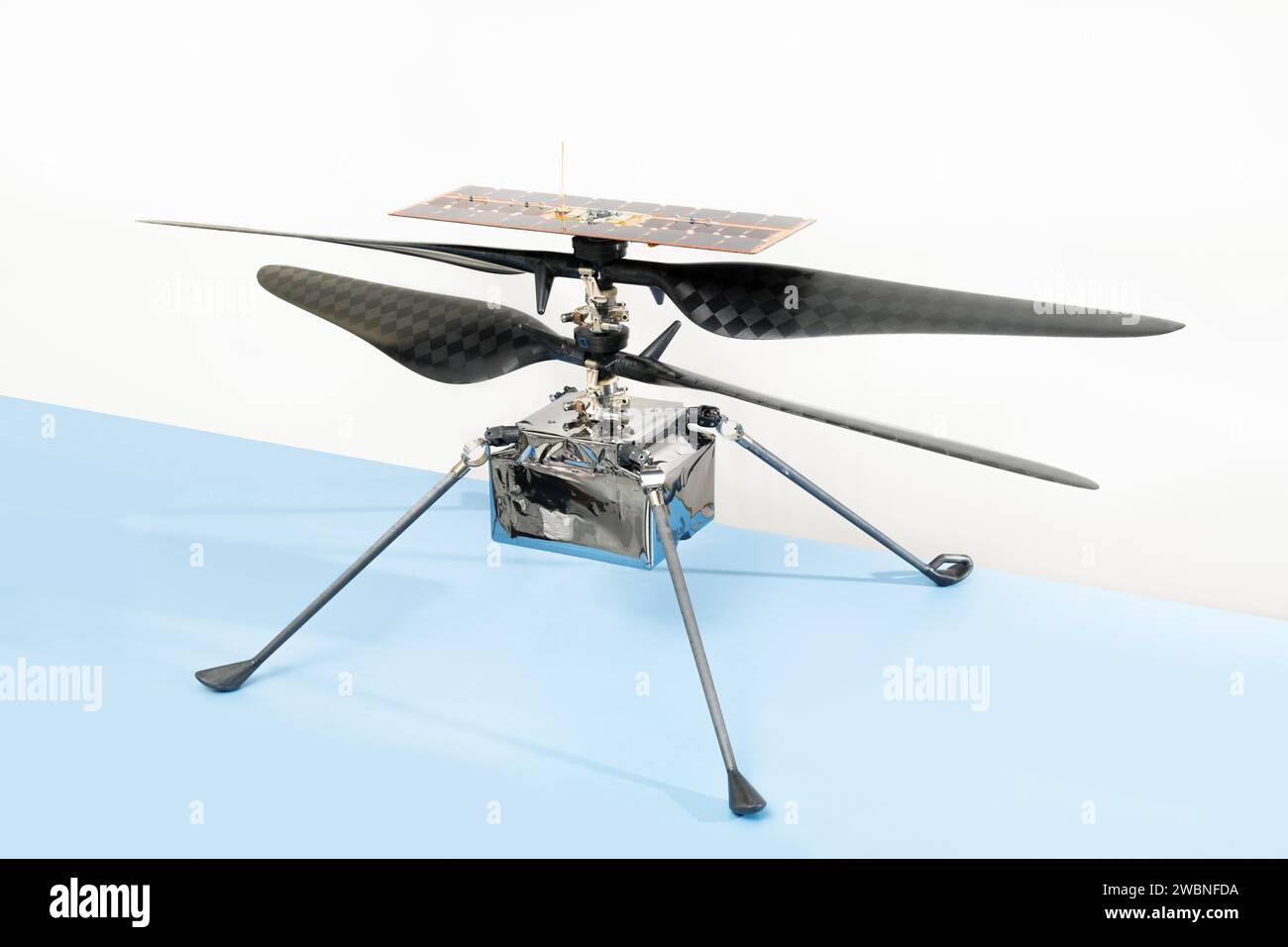 Il modello di volo Ingenuity Mars Helicopter della NASA dimostra la capacità di volo potenziata nella sottile atmosfera marziana. È stato sviluppato come dimostrazione tecnologica per la missione di perseveranza Mars 2020 per testare l'esplorazione aerea su un altro pianeta. Foto Stock