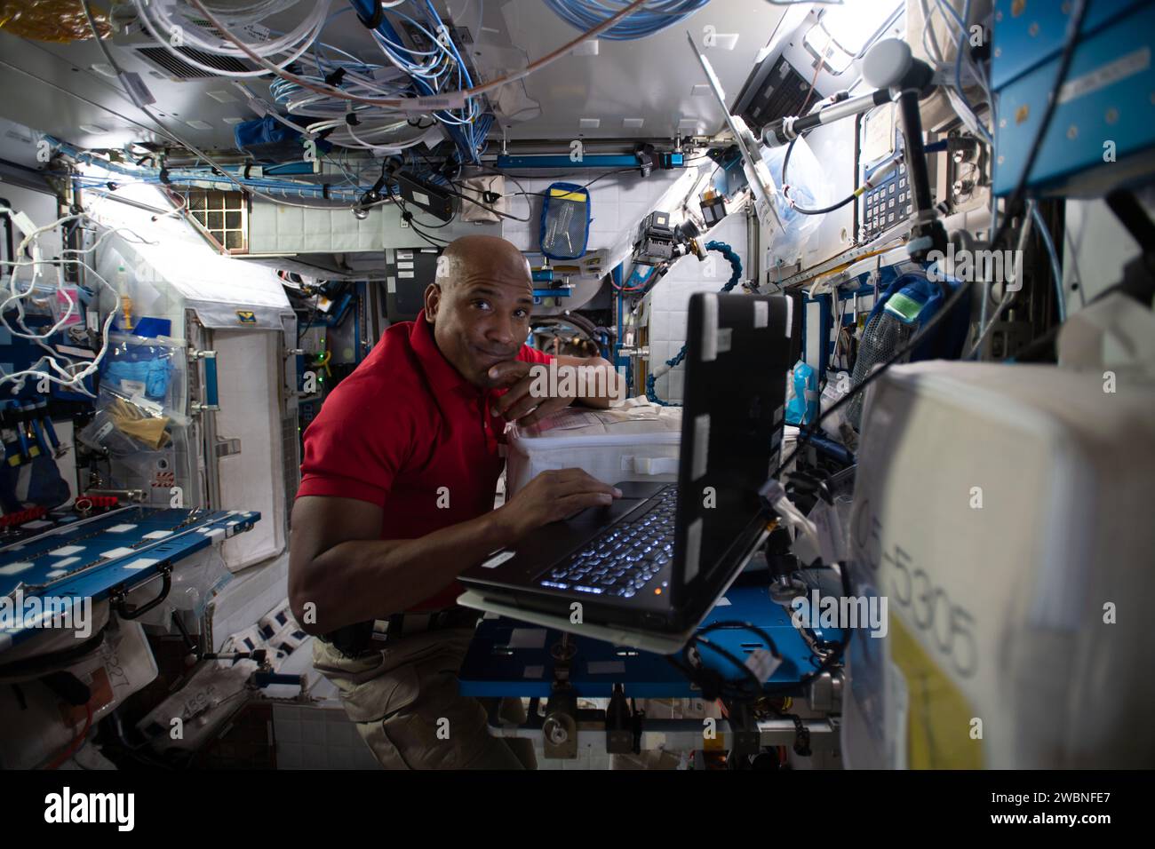 L'astronauta della NASA Victor Glover esamina le procedure per l'esperimento monoclonale Protein Crystal Growth all'interno del modulo Harmony il 10 dicembre 2020. L'esperimento cristallizza gli anticorpi monoclonali terapeutici per migliorare la qualità e supporta lo sviluppo di terapie rivolte alle cellule tumorali. Foto Stock