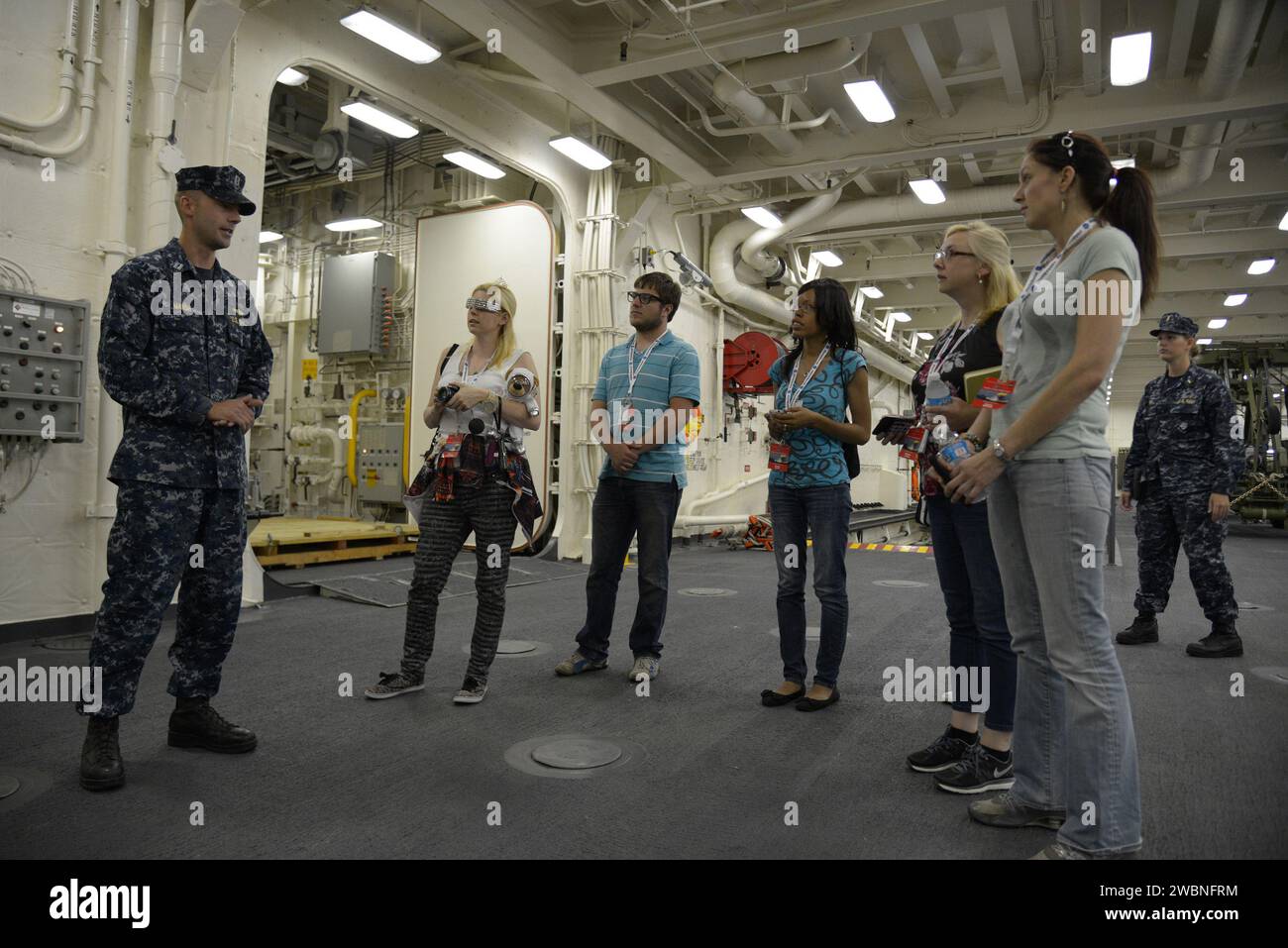 I media e i partecipanti sociali della NASA vedono le operazioni di recupero della Orion e visitano la USS Arlington alla base navale di Norfolk in Virginia il 15 agosto 2013. Parte del trasferimento batch dell'immagine da Flickr. Foto Stock