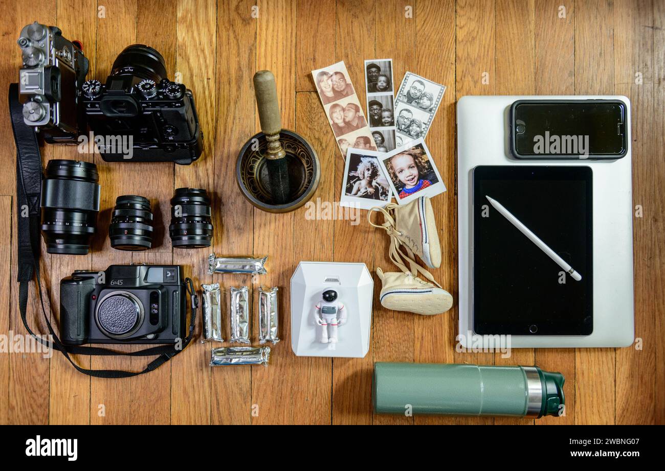 Un kit Moon include due fotocamere digitali mirrorless con obiettivi (56 mm, 90 mm, 35 mm, 23 mm), fotocamera di formato medio, 120 film, cantautrice, stampante wireless, giocattolo astronauta, foto di famiglia, scarpe per bambini, laptop, telefono, tablet, penna, e bottiglia d'acqua per fotografie, documentazione e oggetti personali. Foto Stock