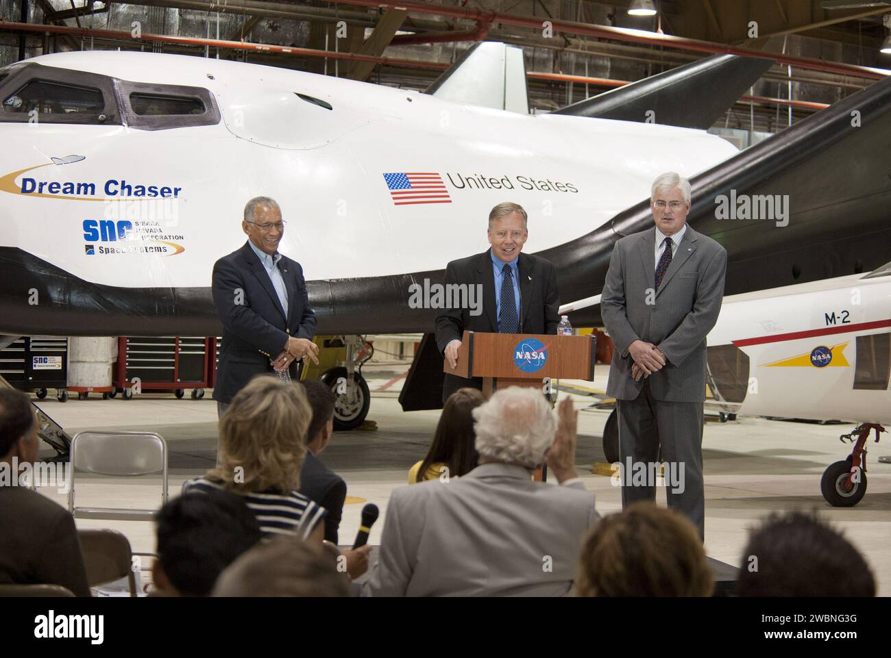 Steve Lindsey, direttore delle operazioni di volo della Sierra Nevada Corporation ed ex astronauta della navetta spaziale, parla del lavoro di SNC con il Commercial Crew Program della NASA utilizzando il veicolo di prova di volo Dream Chaser al Dryden Flight Research Center, Edwards, California, come osservano l'amministratore della NASA Charlie Bolden e il vice direttore Patrick Stoliker. SNC partecipa all'iniziativa CCiCap per i servizi commerciali di volo umano spaziale. Foto Stock