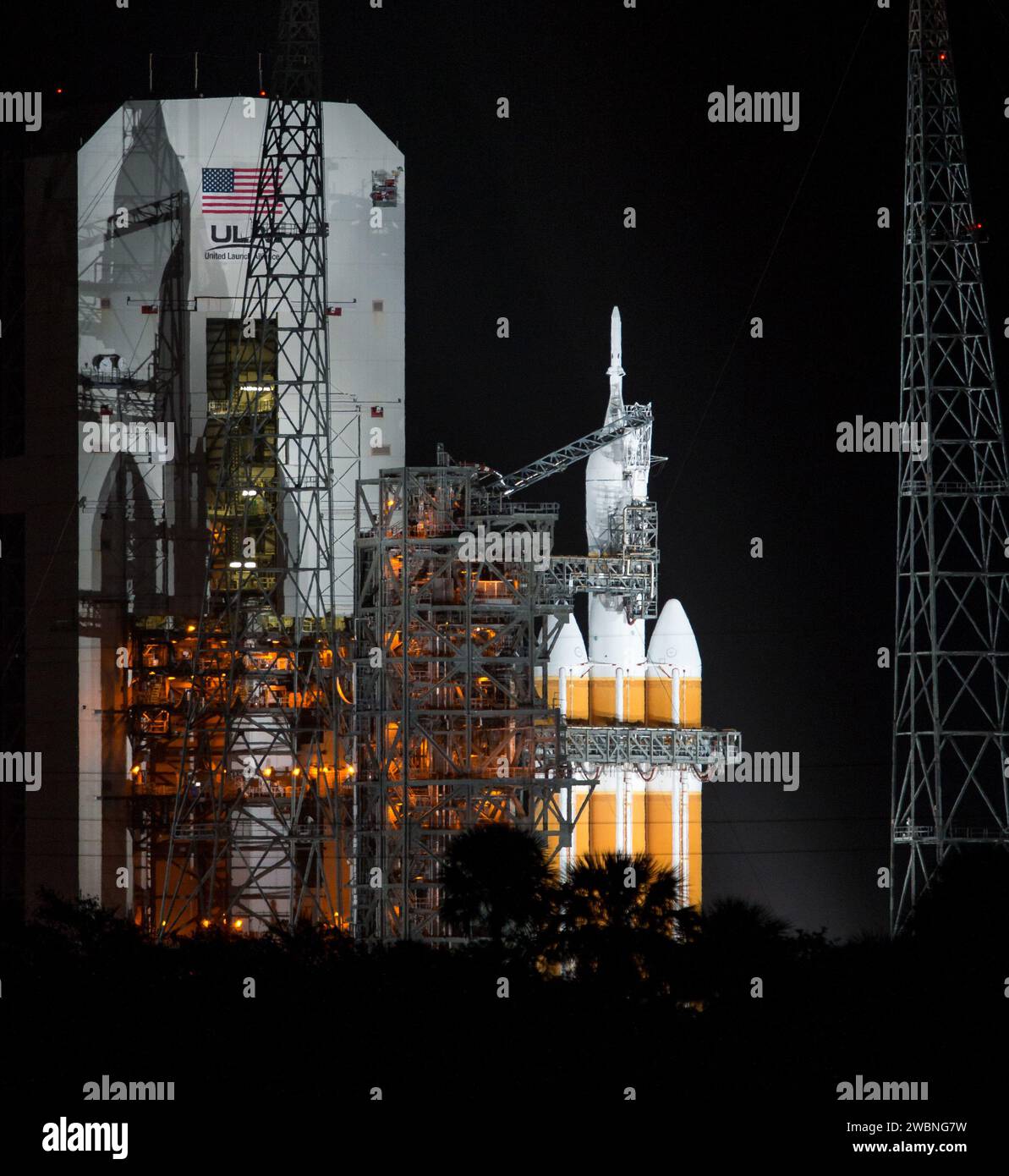 Il razzo pesante United Launch Alliance Delta IV con la navicella spaziale Orion della NASA montata sulla cima per Exploration Flight test-1 (EFT-1) è stato visto all'inizio di venerdì 5 dicembre 2014 presso lo Space Launch Complex 37 della Cape Canaveral Air Force Station, Florida. Parte del trasferimento batch dell'immagine da Flickr. Foto Stock
