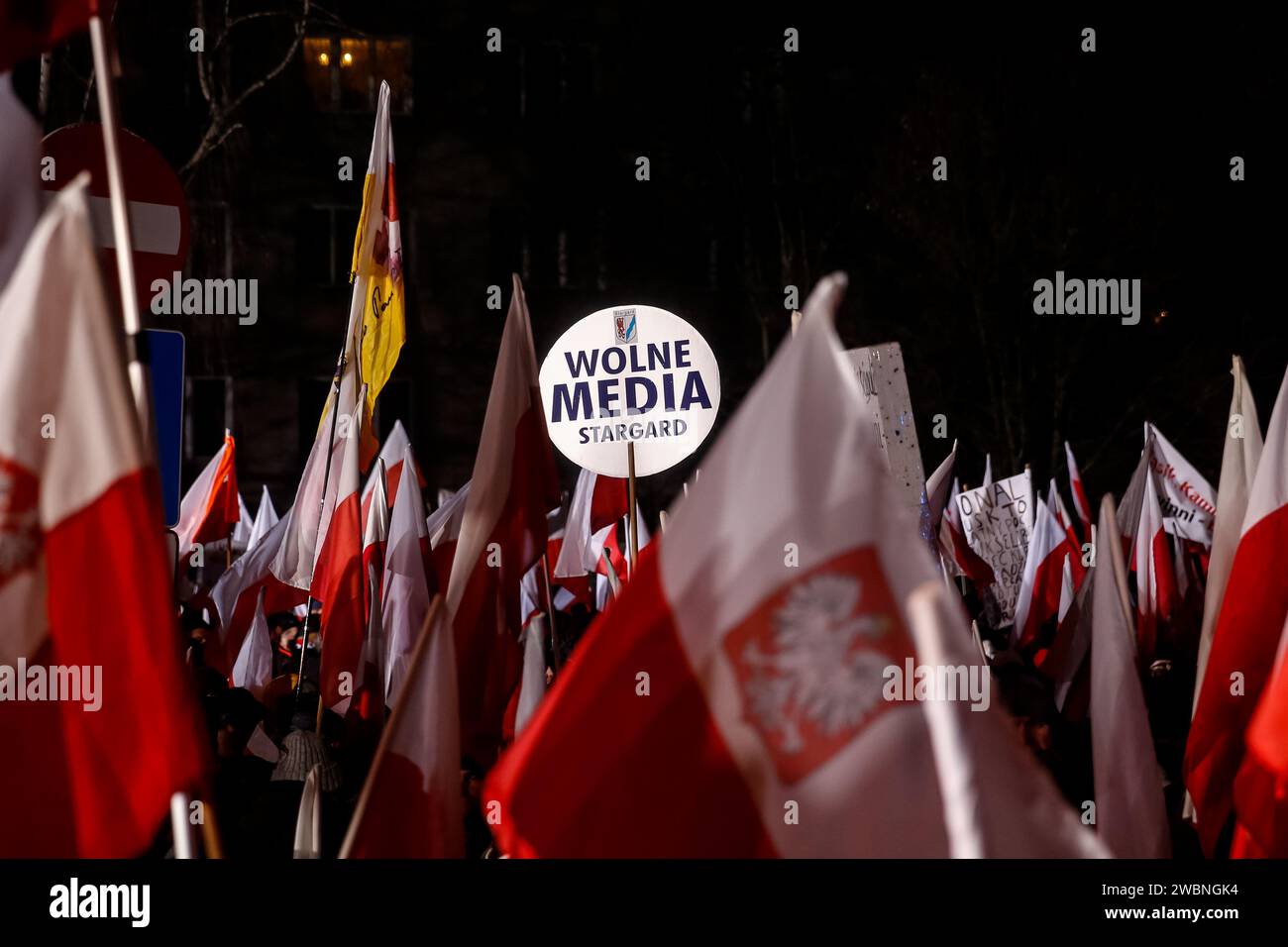 Varsavia, Polonia, 11 gennaio 2024. Folle di persone, con bandiere nazionali polacche e uno striscione che recita "mezzi di comunicazione liberi”, guidati dalla legge e dalla giustizia (Prawo i Sprawiedliwość - PIS), i leader dei partiti politici protestano di fronte all'edificio del Parlamento polacco contro i cambiamenti nei media pubblici in Polonia e a tutela della democrazia - dicono i politici del PIS. Il partito legge e giustizia governò in Polonia per 8 anni fino a quando non perse le ultime elezioni nell'ottobre 2023. Il partito diventa ora una forza di opposizione di destra contro una coalizione di governo più centrista e liberale, dove la forza politica principale è Civic Coali Foto Stock