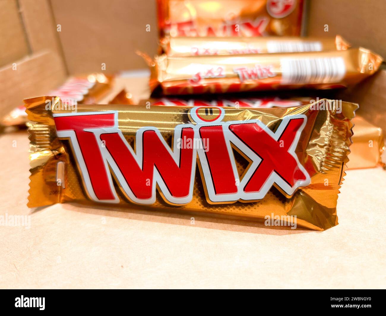 Italia - 11 gennaio 2024: Confezione of Twix su sfondo sfuocato, Twix è una barretta di cioccolato al caramello prodotta da Mars Inc Foto Stock