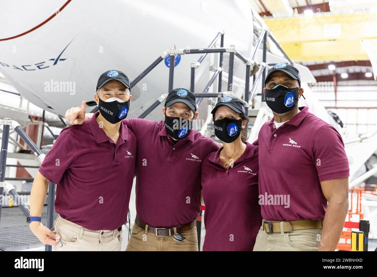 Gli astronauti della NASA Michael Hopkins, Shannon Walker, Victor Glover e l'astronauta JAXA Soichi Noguchi posano di fronte alla navicella Crew Dragon Resilience all'interno dell'hangar SpaceX al Launch Complex 39A per la missione Crew-1, la prima rotazione commerciale dell'equipaggio verso la stazione spaziale Internazionale. Foto Stock