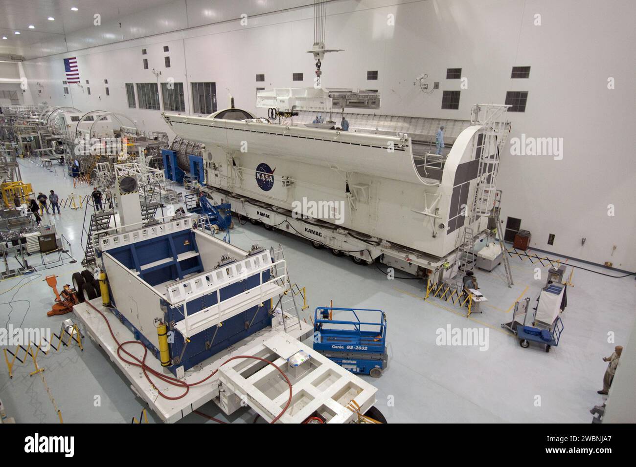 CAPE CANAVERAL, Ban. – Nel centro di elaborazione della stazione spaziale del Kennedy Space Center della NASA in Florida, il Cargo Carrier integrato, o ICC, è fissato nel contenitore del carico utile in cui sarà trasportato al Launch Pad 39A. L'equipaggio di sei membri della missione STS-132 dello Space Shuttle Atlantis consegnerà l'ICC e il Mini-Research Module-1 costruito in Russia, o MRM-1, alla stazione spaziale Internazionale. L'ICC è un gruppo pallet con pianale piatto non pressurizzato e forcella chiglia utilizzato per supportare il trasferimento di carichi esterni dalla navetta alla stazione spaziale. L'MRM-1, noto come Rassvet, è il seco Foto Stock