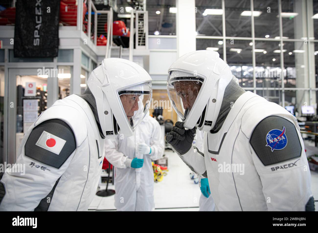 Gli astronauti della NASA SpaceX Crew-1 Soichi Noguchi e Victor Glover conducono test di interfaccia delle apparecchiature presso lo SpaceX di Hawthorne, California, il 24 settembre 2020. Crew-1 è il primo volo operativo di veicoli spaziali commerciali statunitensi verso la ISS, lanciato dal Kennedy Space Center come parte del Commercial Crew Program della NASA. Foto Stock