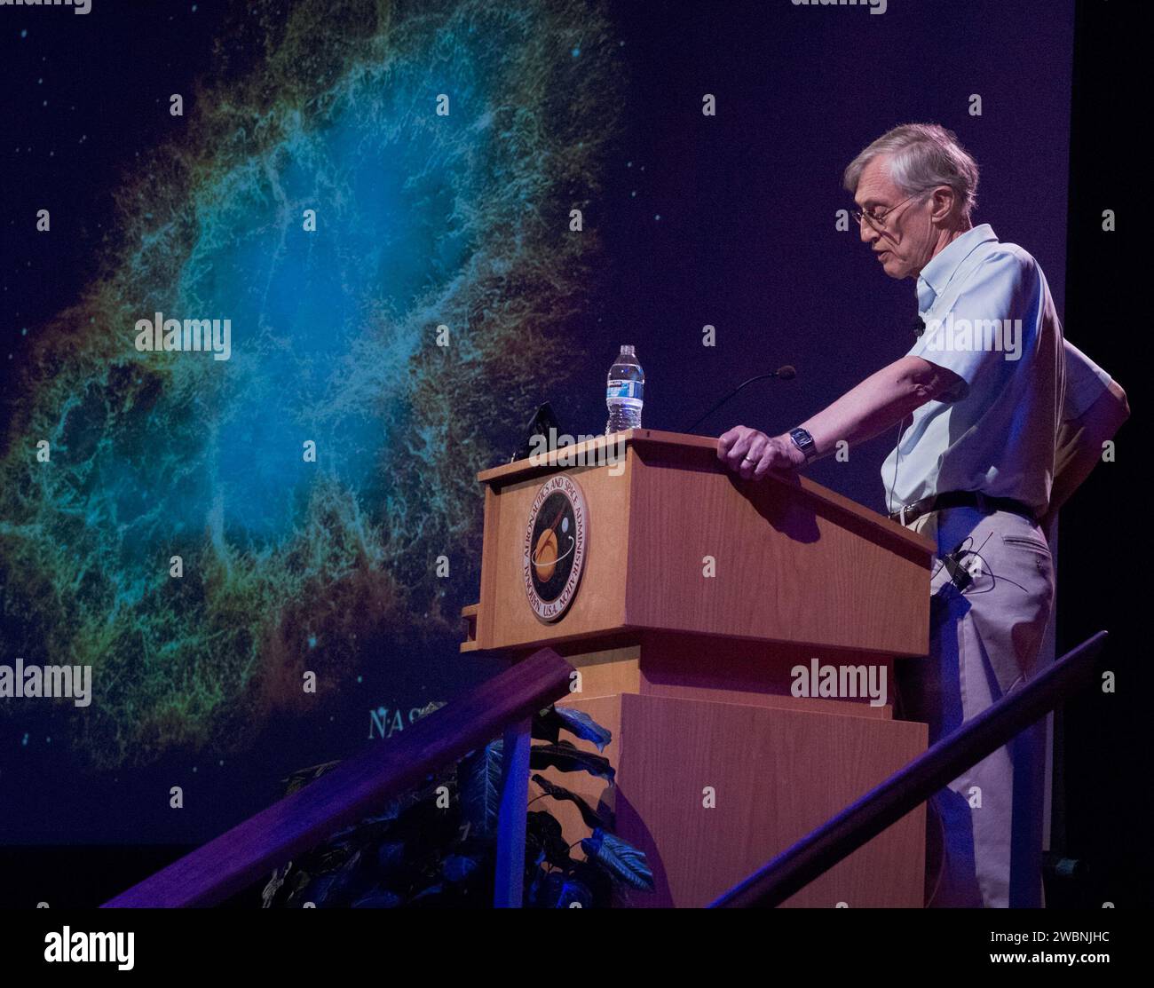 Il dottor Mather parla con stagisti il 22 luglio 2019 dell'universo, del COBE, dell'HST e dei progetti JWST è il vincitore del Premio Nobel per la teoria del Big Bang Foto Stock