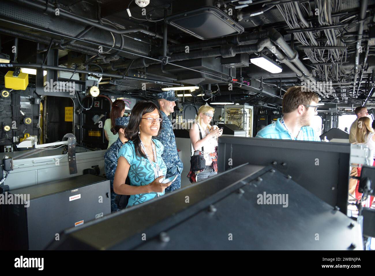 I media e i partecipanti sociali della NASA vedono le operazioni di recupero della Orion e visitano la USS Arlington alla base navale di Norfolk in Virginia il 15 agosto 2013. Parte del trasferimento batch dell'immagine da Flickr. Foto Stock