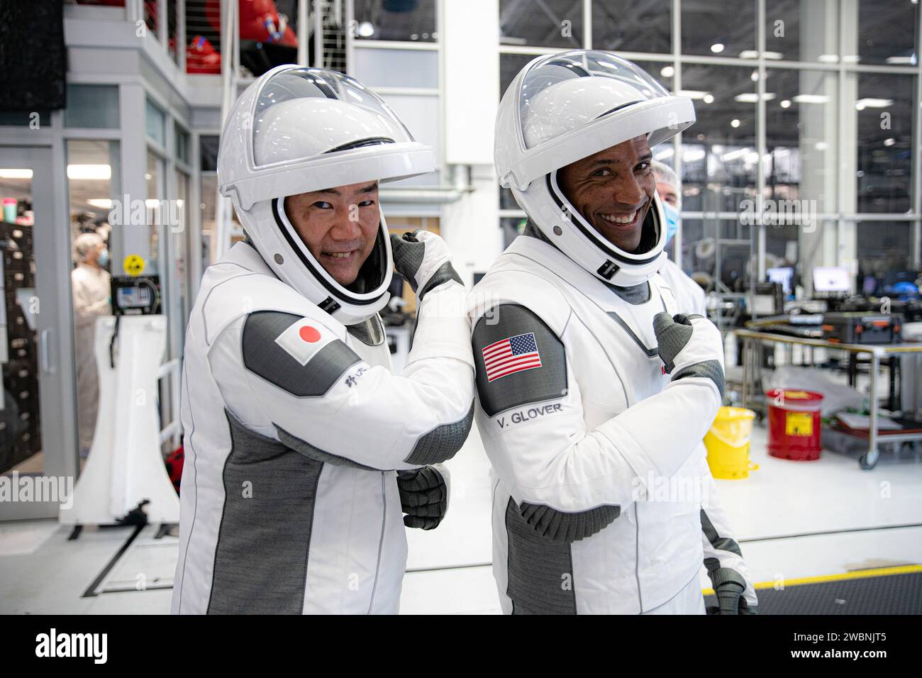 Gli astronauti della NASA SpaceX Crew-1 Soichi Noguchi e Victor Glover partecipano ai test di interfaccia delle attrezzature dell'equipaggio presso il quartier generale della SpaceX a Hawthorne, California, il 24 settembre 2020. La missione Crew-1 è il primo volo operativo di una navicella spaziale commerciale statunitense verso la stazione spaziale Internazionale, lanciato dal Kennedy Space Center Launch Complex 39A come parte del Commercial Crew Program della NASA. Foto Stock