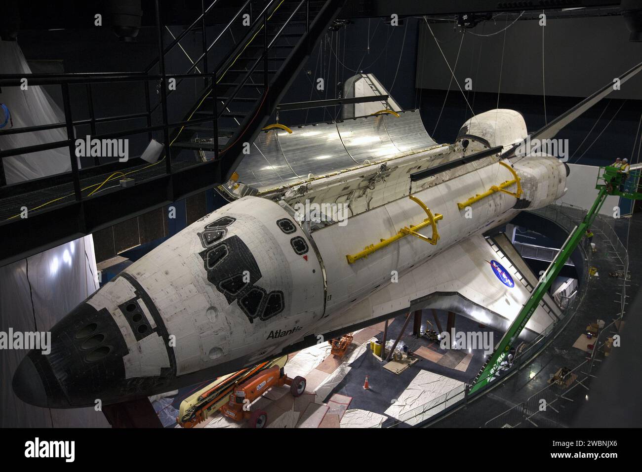 CAPE CANAVERAL, Ban. – Al Kennedy Space Center Visitor Complex in Florida, è stata aperta una delle porte della baia di carico dello Space Shuttle Atlantis. Atlantis è in fase di preparazione per la mostra "Space Shuttle Atlantis", una struttura di 90 000 piedi quadrati, che aprirà il 29 giugno 2013. La nuova struttura da 100 milioni di dollari includerà mostre interattive che raccontano la storia del programma di 30 anni dello Space Shuttle e mettono in evidenza il futuro dell'esplorazione spaziale. I visitatori della mostra avranno un'occhiata ravvicinata ad Atlantis con le sue porte della baia di carico aperte, simile a come appariva nello spazio. Foto Stock