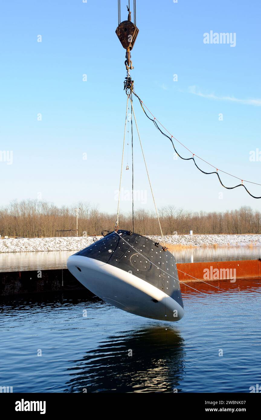 I test CMWLMA presso l'Aberdeen test Center hanno valutato le dinamiche di atterraggio dell'acqua dei moduli dell'equipaggio, fornendo dati per migliorare la progettazione e la sicurezza. Foto Stock