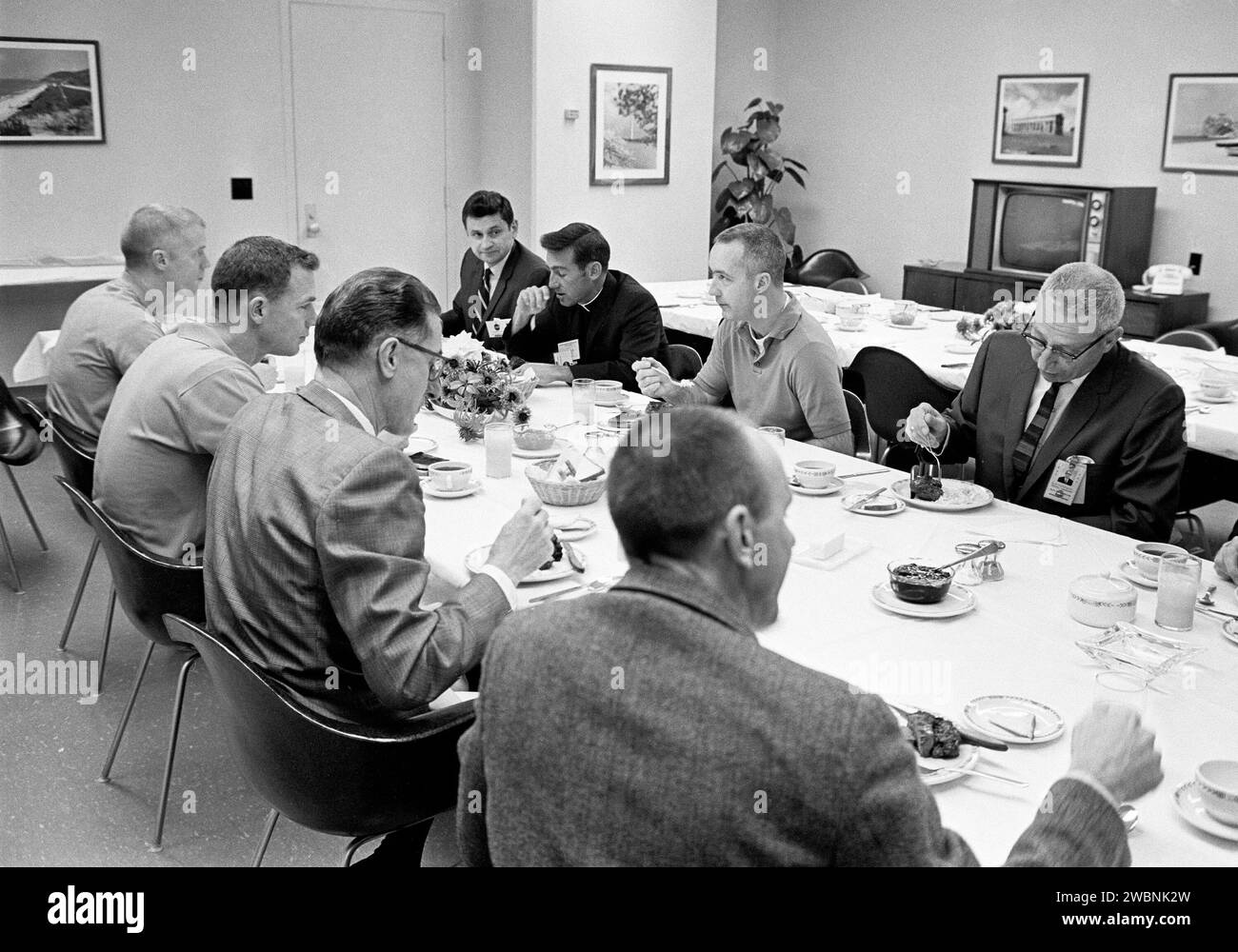 CAPE CANAVERAL, Ban. -- gli astronauti dell'Apollo 9 James A. McDivitt, David R. Scott e Russell L. Schweickart fanno colazione oggi con i funzionari della missione nel loro quartier generale al Kennedy Space Center poche ore prima del loro lancio programmato nell'orbita terrestre. Seduti in primo piano, da sinistra a destra, ci sono gli astronauti Schweickart e Scott Brig. Gen. C. H. Bolendar, manager, Lunar Module e pilota di backup Lunar Module Alan L. Bean. Dall'altra parte del tavolo, da sinistra a destra, George Skurla, Grumman Aircraft base Manager presso lo Spaceport McDivitt, sacerdote della sua chiesa di Nassau Bay, Texas, il Rev. Lau Foto Stock