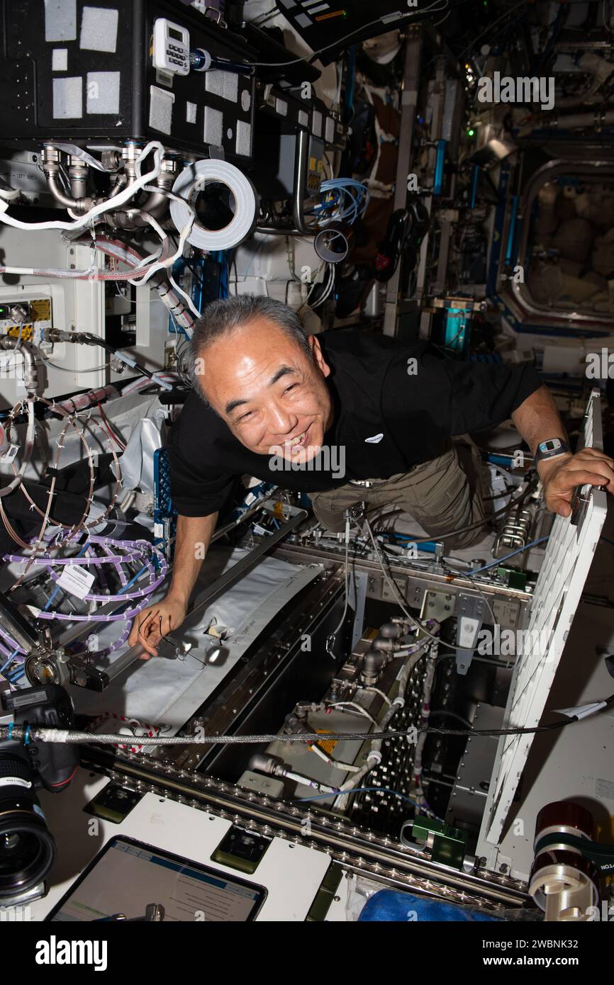 L'astronauta JAXA Satoshi Furukawa sostituisce l'hardware in un rack avionico all'interno del modulo di laboratorio Destiny sulla ISS. Foto Stock