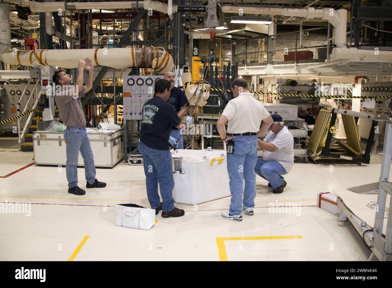 CAPE CANAVERAL, Ban. – Nell'Orbiter Processing Facility-1 del Kennedy Space Center della NASA in Florida, i lavoratori si preparano ad agganciare il gruppo di stivaggio utensili a una gru a braccio che lo solleverà nel vano di carico dello Space Shuttle Atlantis. L'assieme contiene gli strumenti e l'hardware necessari per le attività extraveicolari, o passeggiate spaziali, condotte durante la missione STS-132. Nella STS-132, l'equipaggio di sei membri consegnerà alla stazione spaziale Internazionale un Cargo Carrier integrato e un Mini-Research Module costruito in Russia. STS-132 è la 34a missione per la stazione e la 132a navetta spaziale missi Foto Stock