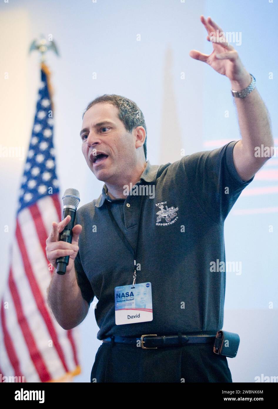 David Seidel, responsabile del laboratorio di Jet Propulsion per l'istruzione elementare e secondaria, motiva insegnanti e studenti delle scuole medie durante il lancio del programma Summer of Innovation della NASA presso il Jet Propulsion Laboratory di Pasadena, California, giovedì 10 giugno 2010. Attraverso il programma, la NASA coinvolgerà migliaia di studenti delle scuole medie e insegnanti in programmi di formazione basati sulla matematica e la scienza con l'obiettivo di aumentare il numero di futuri scienziati, matematici e ingegneri. Foto Stock