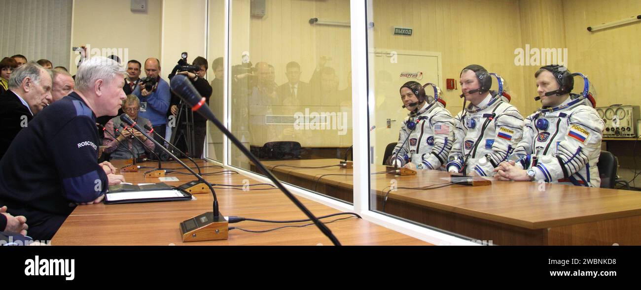 Expedition 27 Russian Flight Engineer Andrey Borisenko, estrema destra, Expedition 27 Sojuz Commander Alexander Samokutyaev e Expedition 27 NASA Flight Engineer Ron Garan, terzo da destra, parla con il capo dell'Agenzia spaziale Federale Russa Anatoly Perminov, all'estrema sinistra, prima del loro lancio a bordo della sonda Soyuz TMA-21 verso la stazione spaziale Internazionale, martedì 5 aprile 2011 al cosmodromo di Baikonur in Kazakistan. La Sojuz, che è stata soprannominata "Gagarin", sta lanciando una settimana timido dal 50 ° anniversario del lancio di Yuri Gagarin dalla stessa piattaforma di lancio a Baikonur il 12 aprile 1 Foto Stock