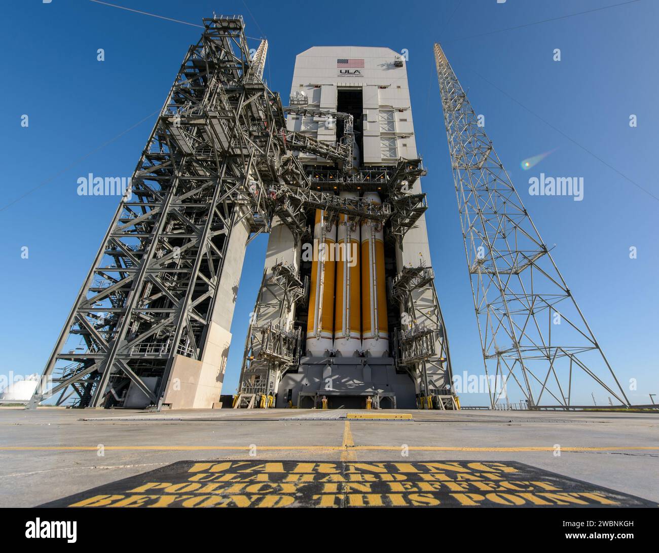 La navicella spaziale Orion della NASA montata sulla cima di un razzo pesante Delta IV della United Launch Alliance è visibile all'interno della Mobile Service Tower, dove il veicolo è in fase di preparazione per il lancio il 3 dicembre 2014, presso lo Space Launch Complex 37 della Cape Canaveral Air Force Station in Florida. Parte del trasferimento batch dell'immagine da Flickr. Foto Stock