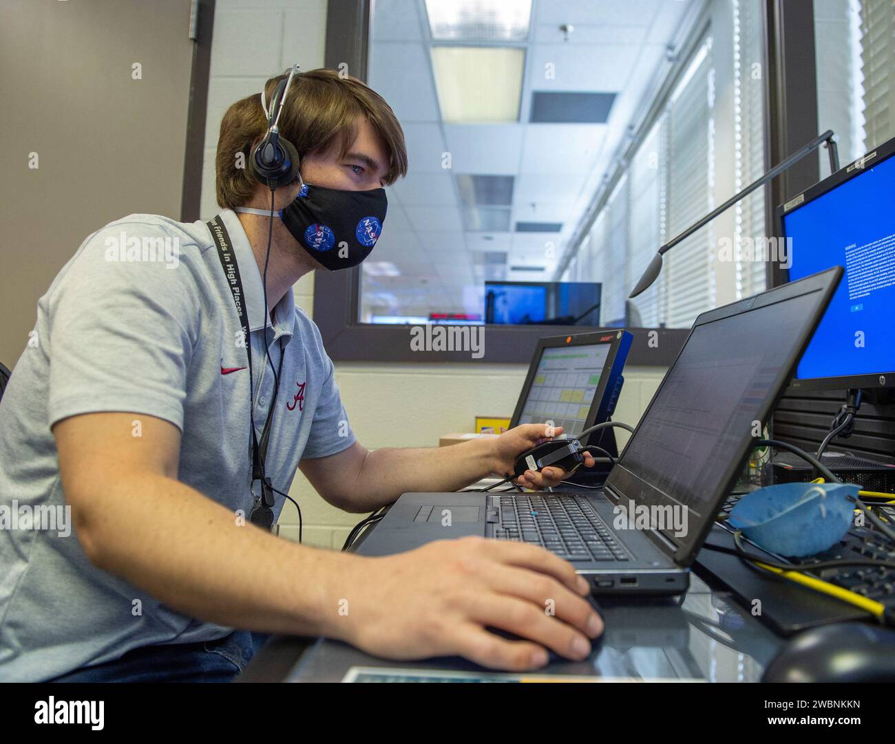 Jimmy Moore e i team del Marshall Space Flight Center della NASA aiutano a monitorare le condizioni di lancio per la missione Demo-2 dall'Huntsville Operations Support Center, HOSC. Foto Stock