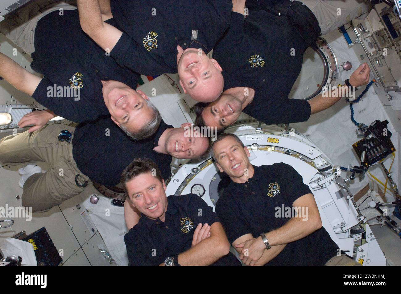 ISS028-e-005615 (26 maggio 2011) ---- l'equipaggio di sei membri della missione finale dello Space Shuttle Endeavour pone per un ritratto dell'equipaggio di volo STS-134 nel laboratorio Kibo della Japan Aerospace Exploration Agency sulla stazione spaziale Internazionale. L'astronauta della NASA Scott Kelly si trova vicino al soffitto di Kibo nella parte superiore centrale. In senso orario dal comandante ci sono gli astronauti della NASA Greg Chamitoff e Andrew Feustel, l'astronauta dell'Agenzia spaziale europea Roberto Vittori e l'astronauta della NASA Michael Fincke, tutti specialisti di missione, e l'astronauta della NASA Greg H. Johnson, pilota. Foto Stock