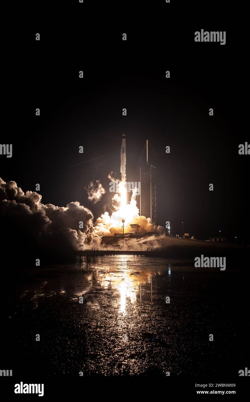 Il 15 novembre 2020, SpaceX Falcon 9 ha lanciato Crew Dragon Resilience dal Launch Complex 39A del Kennedy Space Center, trasportando gli astronauti della NASA Hopkins, Glover, Walker e l'astronauta JAXA Noguchi alla ISS per una missione di sei mesi. Crew-1 è la prima missione dell'equipaggio regolare di un veicolo spaziale commerciale statunitense nell'ambito del Commercial Crew Program della NASA. Foto Stock