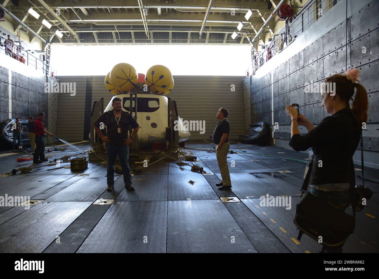 I media e i partecipanti sociali della NASA vedono le operazioni di recupero della Orion e visitano la USS Arlington alla base navale di Norfolk in Virginia il 15 agosto 2013. Parte del trasferimento batch dell'immagine da Flickr. Foto Stock