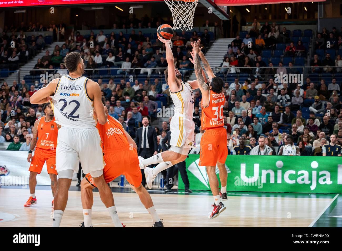 Madrid, Madrid, Spagna. 11 gennaio 2024. Sergio Llull del Real Madrid visto in azione con la palla durante la partita di pallacanestro dell'Eurolega tra Real Madrid e Valencia al Wizink Center di Madrid, in Spagna. (Immagine di credito: © Alberto Gardin/ZUMA Press Wire) SOLO USO EDITORIALE! Non per USO commerciale! Foto Stock