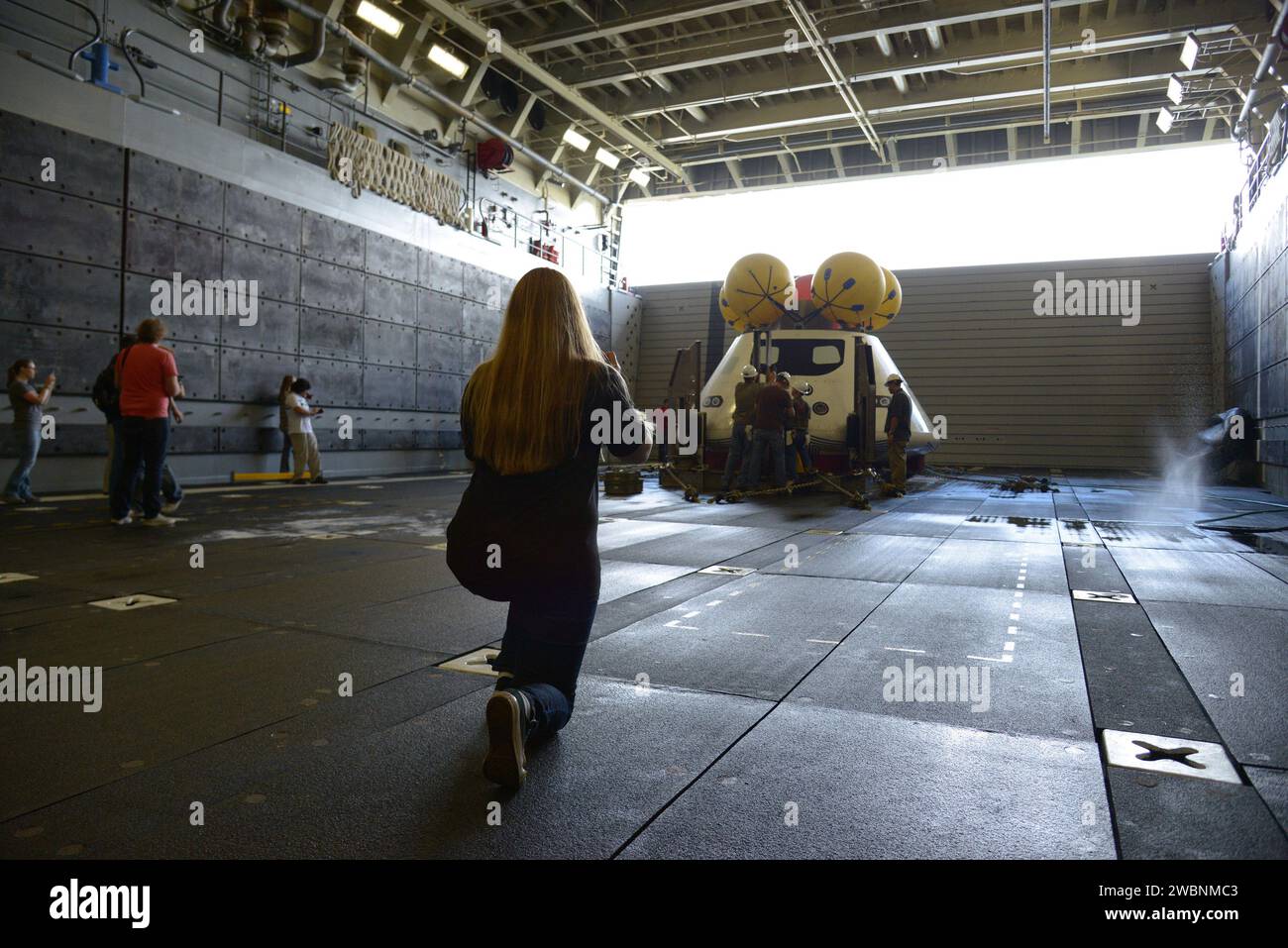I media e i partecipanti sociali della NASA vedono le operazioni di recupero della Orion e visitano la USS Arlington alla base navale di Norfolk in Virginia il 15 agosto 2013. Parte del trasferimento batch dell'immagine da Flickr. Foto Stock