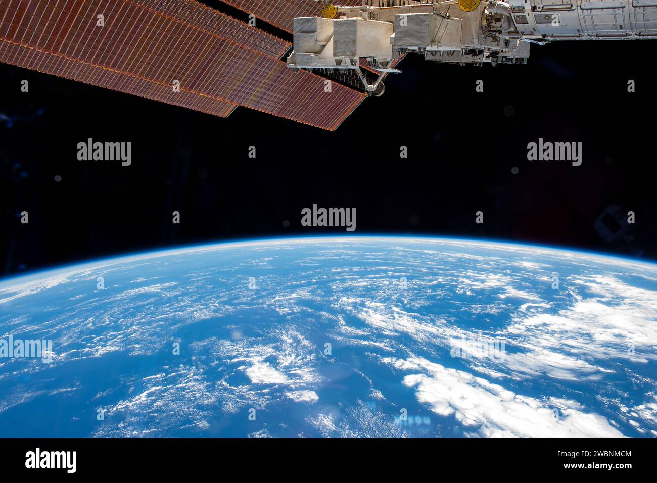 Il 23 novembre 2020 dalla stazione spaziale Internazionale si vede un oceano Atlantico meridionale di colore blu brillante, a circa 270 miglia sopra la costa dell'Argentina. Foto Stock