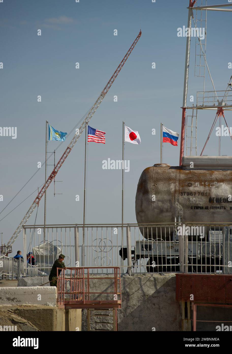 Le bandiere che rappresentano il Kazakistan e le nazioni dei tre membri dell'equipaggio che lanceranno sulla navicella Soyuz TMA-02M sono mostrate sulla piattaforma di lancio del cosmodromo di Baikonur in Kazakistan domenica 5 giugno 2011. Da sinistra a destra ci sono le bandiere del Kazakistan, degli Stati Uniti, del Giappone e della Russia. Il lancio previsto per l'8 giugno, ora locale, è previsto per la spedizione 28 l'ingegnere di volo della NASA Mike Fossum, l'ingegnere di volo JAXA (Japan Aerospace Exploration Agency) Satoshi Furukawa e il comandante russo Soyuz Sergei Volkov. Foto Stock