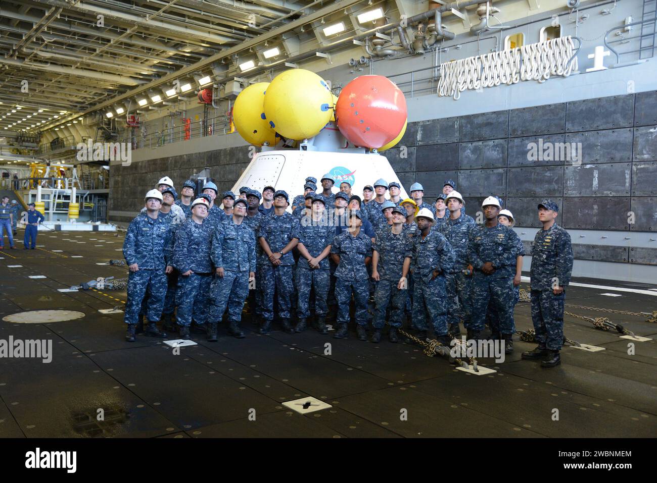 I media e i partecipanti sociali della NASA vedono le operazioni di recupero della Orion e visitano la USS Arlington alla base navale di Norfolk in Virginia il 15 agosto 2013. Parte del trasferimento batch dell'immagine da Flickr. Foto Stock