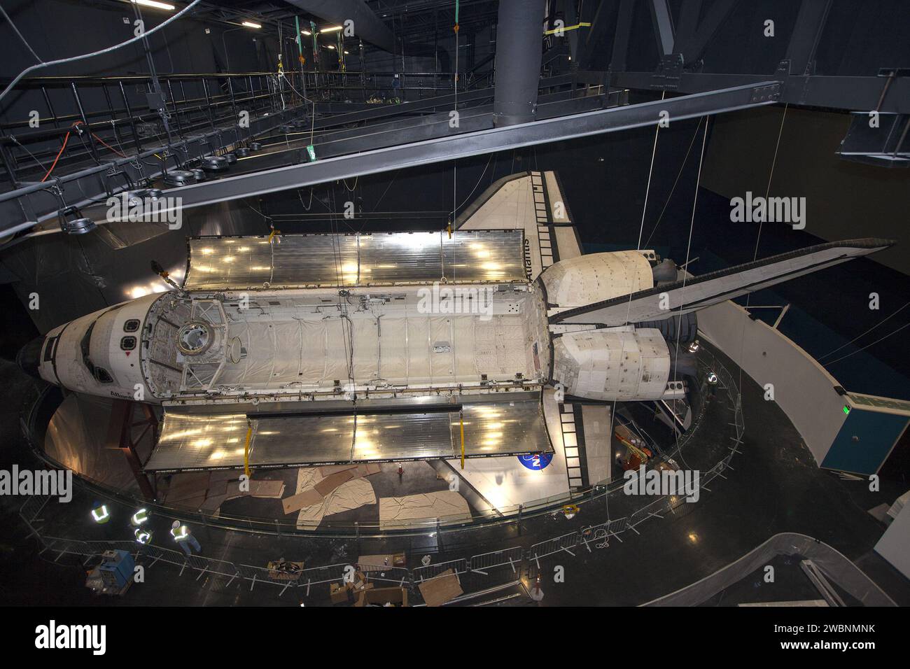 CAPE CANAVERAL, Ban. – Al Kennedy Space Center Visitor Complex in Florida, le porte della baia di carico dello Space Shuttle Atlantis sono state aperte, rivelando la baia di carico. Atlantis è in fase di preparazione per la mostra "Space Shuttle Atlantis", una struttura di 90 000 piedi quadrati, che aprirà il 29 giugno 2013. La nuova struttura da 100 milioni di dollari includerà mostre interattive che raccontano la storia del programma di 30 anni dello Space Shuttle e mettono in evidenza il futuro dell'esplorazione spaziale. I visitatori della mostra avranno un'occhiata ravvicinata all'Atlantis con le sue porte della baia di carico aperte, simile a come sembrava Foto Stock