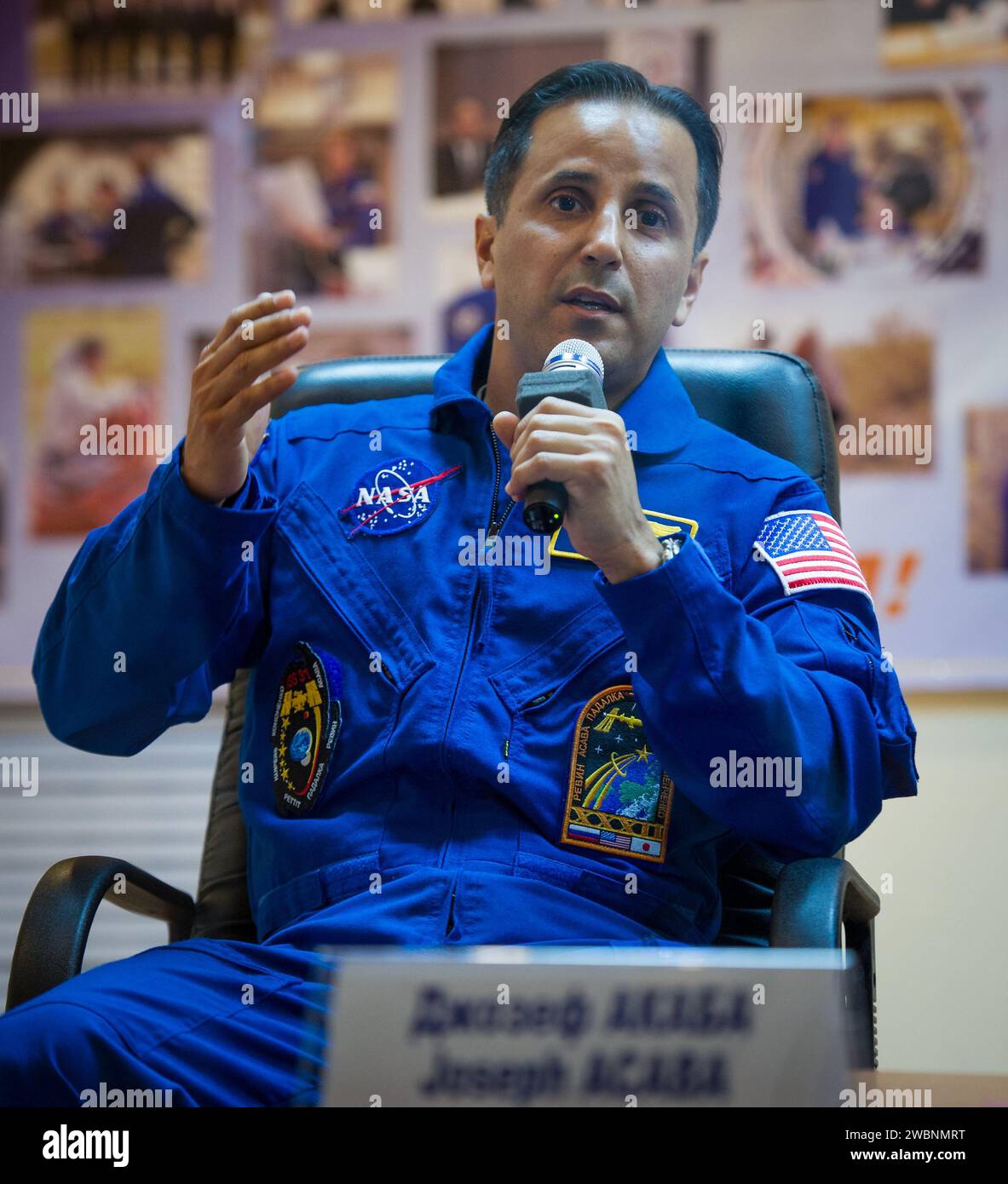 L'ingegnere di volo della Quarantined Expedition 31 Joe Acaba ha risposto alle domande dei giornalisti dietro vetro durante una conferenza stampa pre-lancio presso il Cosmonaut Hotel di Baikonur, Kazakistan, prima del lancio del Soyuz TMA-04M con Acaba, il comandante Gennady Padalka e l'ingegnere di volo Sergei Revin del 15 maggio. Foto Stock